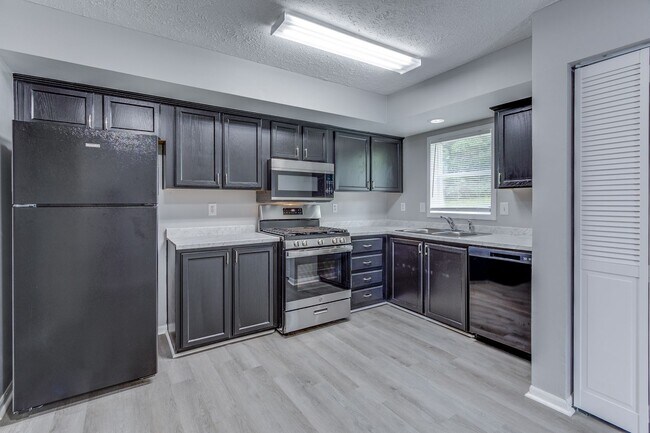 Foto del edificio - For Rent: 4-bedroom 2-bathroom single family home!