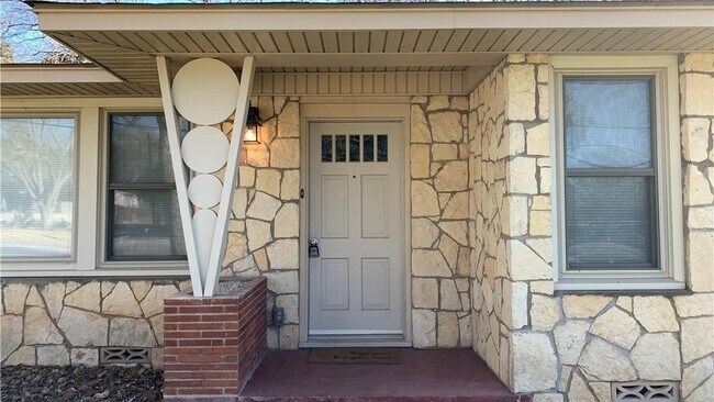 Foto del edificio - 564 Laurel Ln