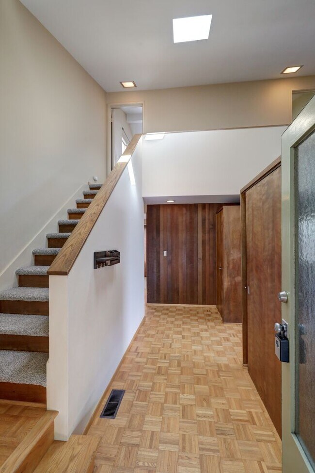 Foto del edificio - Bright, Spacious 3 Bedroom Home Rambler in...