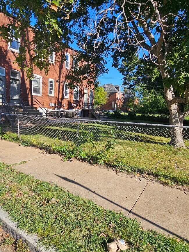 Building Photo - 2702 N Euclid Ave