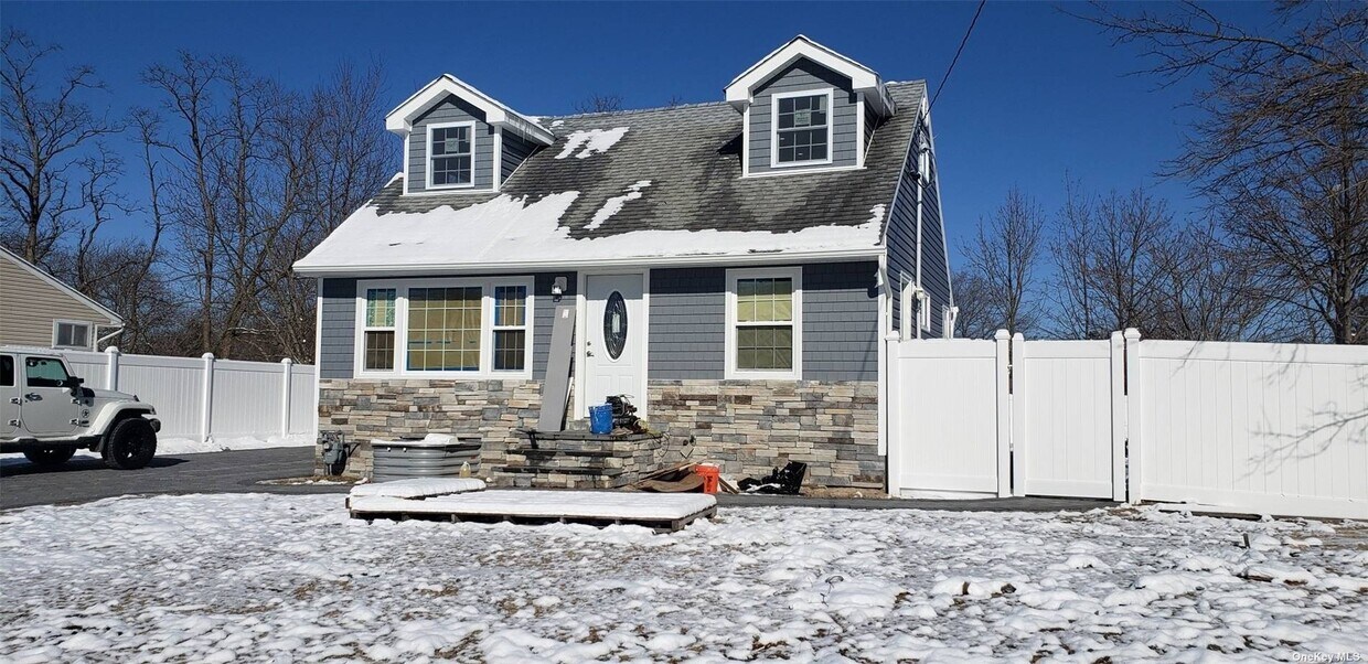 57 Cypress St, Central Islip, NY 11722 House Rental in Central Islip