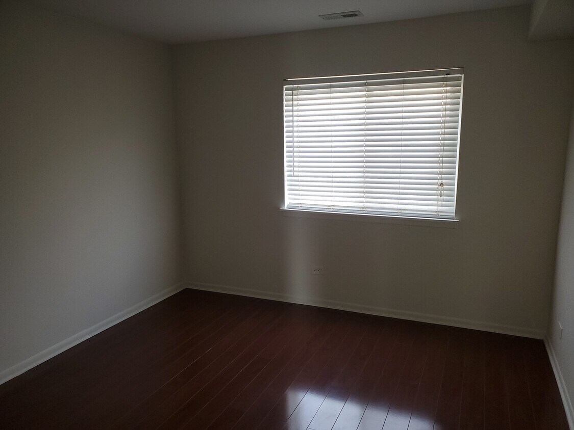 Foto principal - 872 S Plum Grove Rd