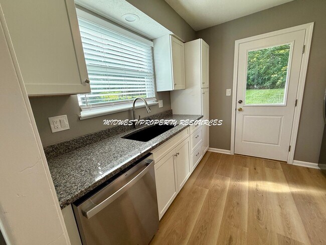 Foto del edificio - Large Updated 3 Bedroom/2 Bath Duplex in Lee's Summit