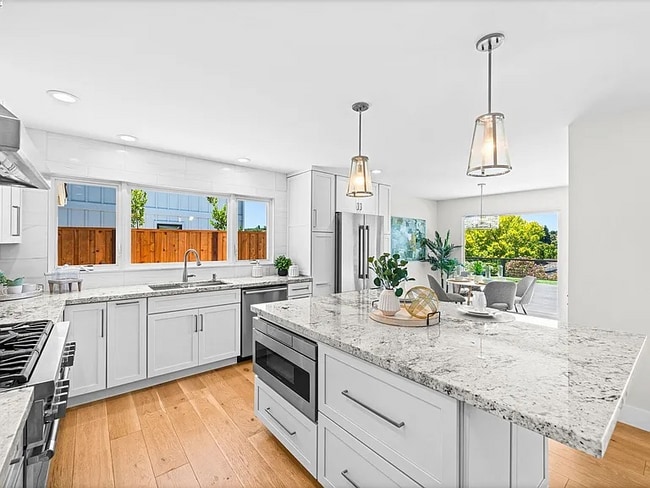 Building Photo - 627 E Angela St