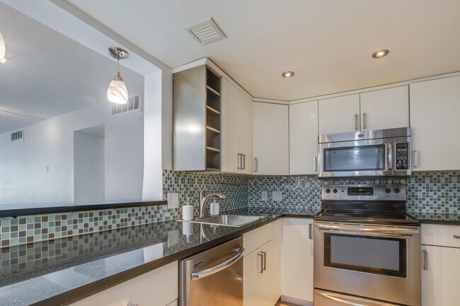 Building Photo - 2651 S Course Dr