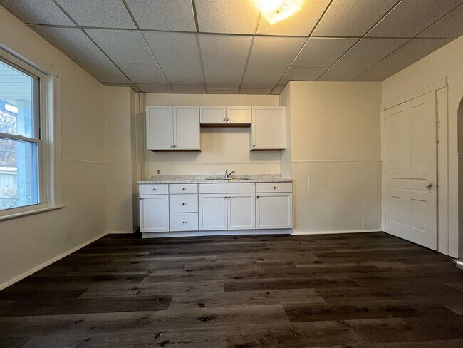 Building Photo - Jamestown St 142-144