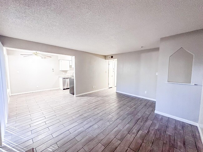 Building Photo - 1550 W Ashlan Ave