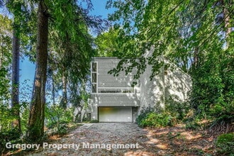 Building Photo - 2914 E Lake Sammamish Pkwy NE