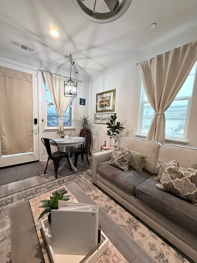 sala de estar y comedor - 731 Hydrangea Dr