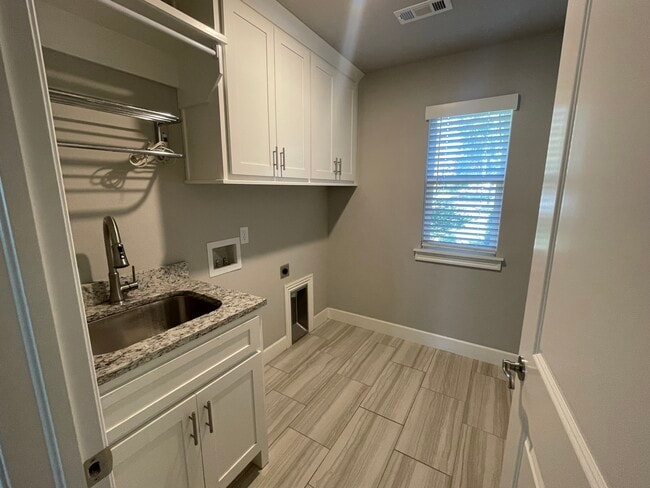 Building Photo - 219 Kinross Dr