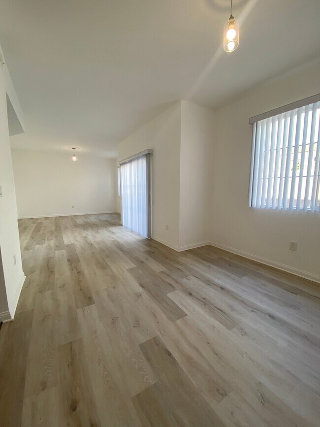 Building Photo - 9731 Vesper Ave
