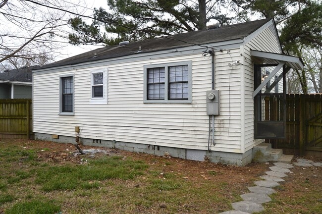 Building Photo - Newly Renovated 2/1 House!