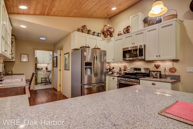 Building Photo - 2123 Madrona Way
