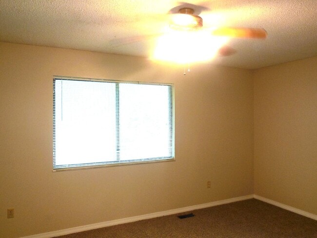 Building Photo - 2 Bedroom 1.5 Bath Townhouse with Fireplac...