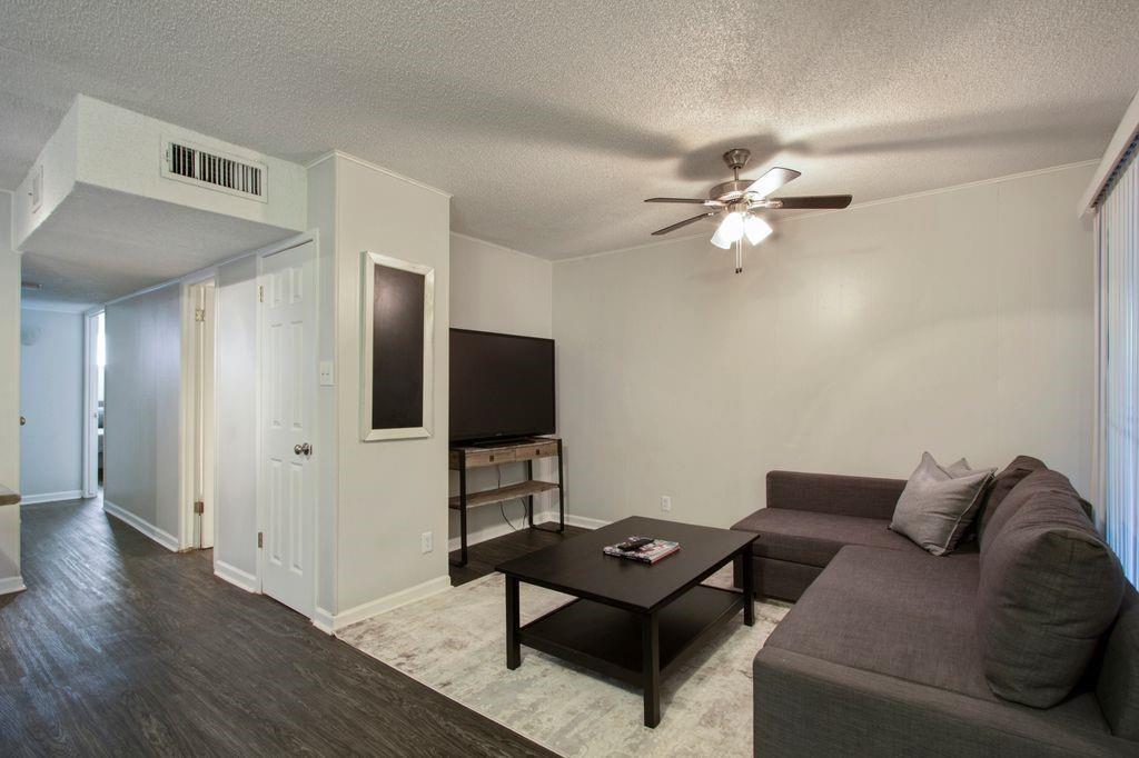 Foto principal - 2900 Cole St