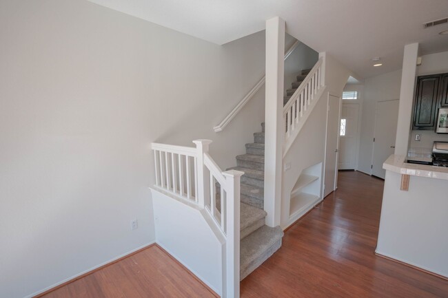 Foto del edificio - 2 Bedroom Townhome in Santa Clarita!