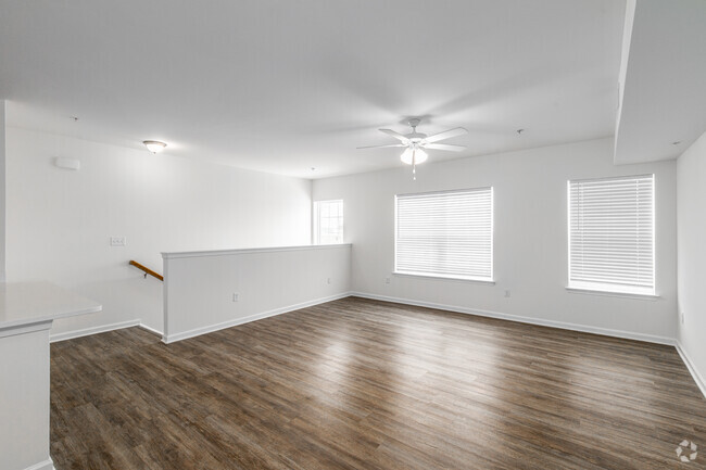 2BR, 2BA - 973SF - Living Room - Melanie's Ridge