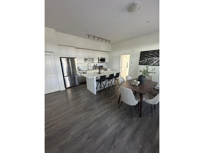 Photo du bâtiment - 15825-15885 85 Ave