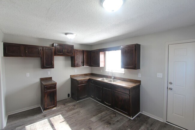 Building Photo - 3 Bedroom 2 Full Bath + Large Den - Pictur...