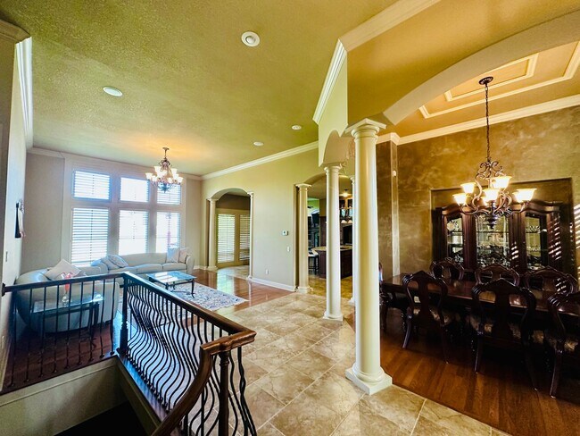 Foto del edificio - {9003} Wilshire Farms Reverse 1.5 Story Ho...
