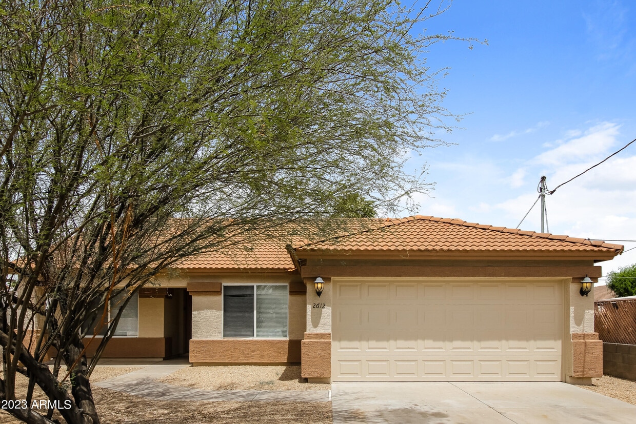 Primary Photo - 2612 E Paradise Ln