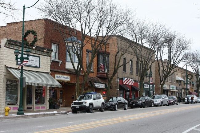 Building Photo - 905 Main St