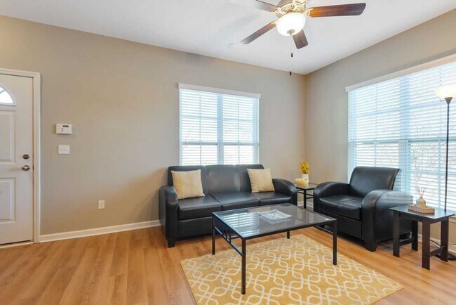 Foto del edificio - Modern 3-Bed, 3-Bath Townhome with Stylish Upgrades in Condo Community