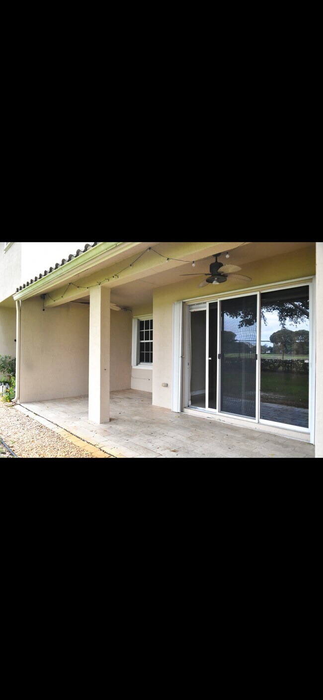 Foto del edificio - 3240 Fairway Cir
