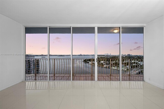 Foto del edificio - 7601 E Treasure Dr