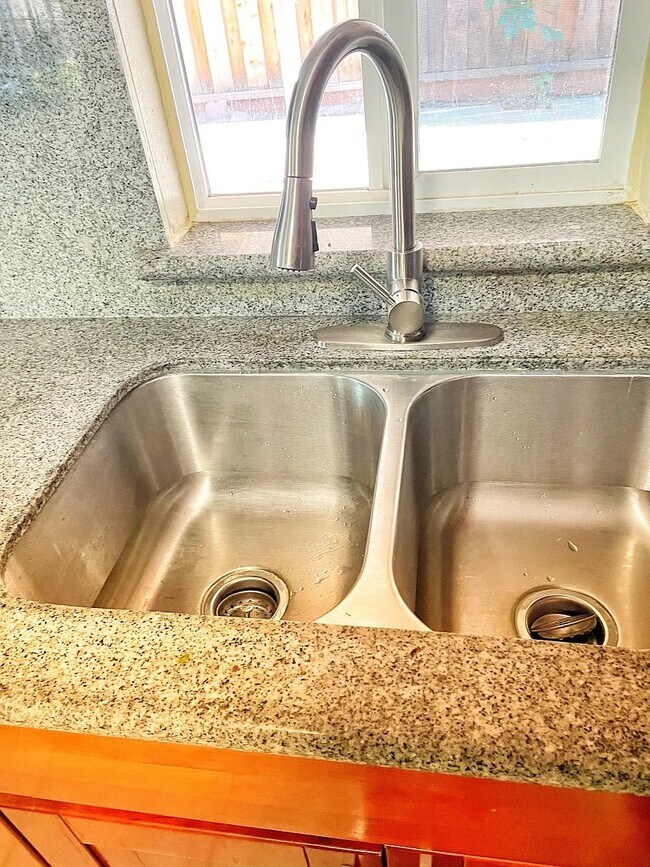 Building Photo - 664 Hamilton Ln