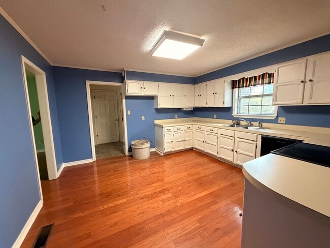 Building Photo - Discover a comfortable 3-bedroom, 2-bath home located on the west side of Russellville, AR.