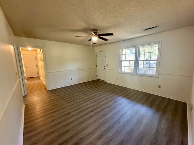 Foto del edificio - This home offers convenience and comfort!