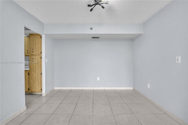 Building Photo - 900 St Charles Pl
