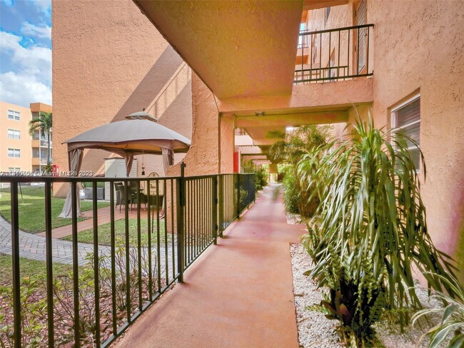 Building Photo - 3048 Sunrise Lakes Dr E