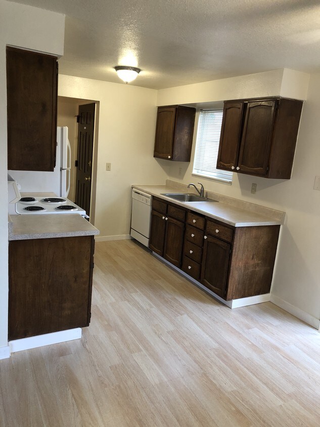 Kitchen - 17611 SE Stark St
