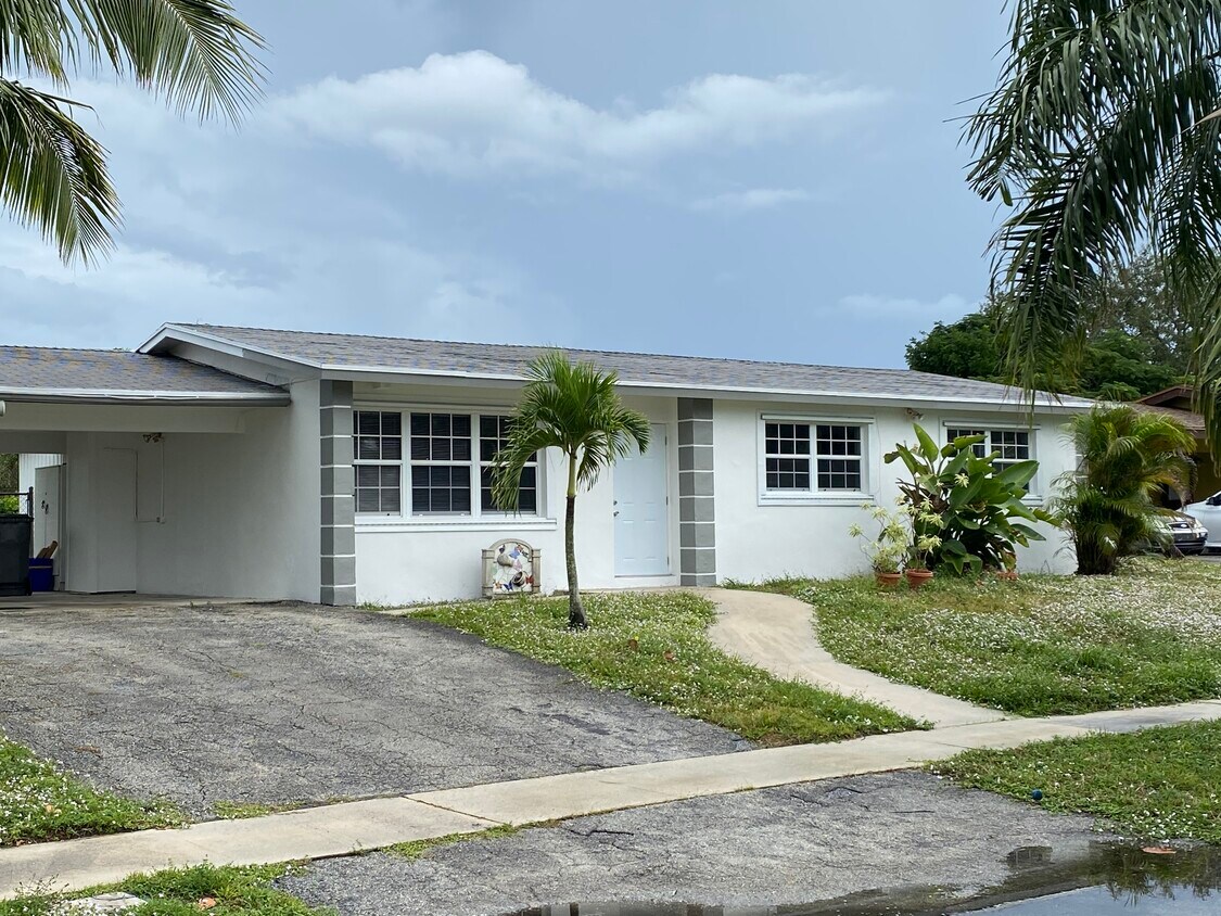 Primary Photo - 3603 Everglades Rd