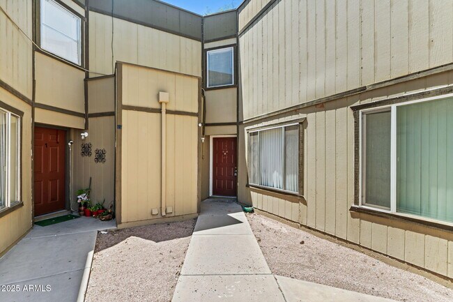 Foto del edificio - 1742 E Pepper Cir