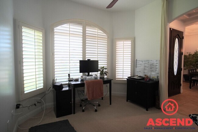 Foto del edificio - Elegant 3BD/2BA Home with Office Space in Bakersfield's Desirable 93312 — HOA Community, Gardener...