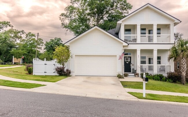 Building Photo - 5/3 Two Story Home with Water-view in Nice...