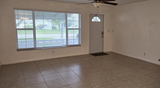 Foto del edificio - 114 Leisureville Blvd