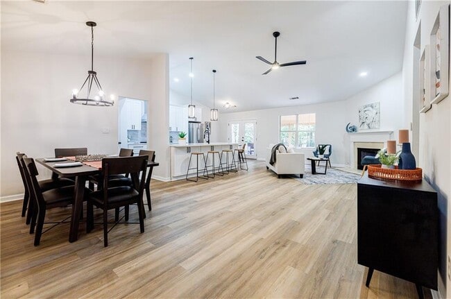 Building Photo - 5195 Hillcrest Glenn Dr