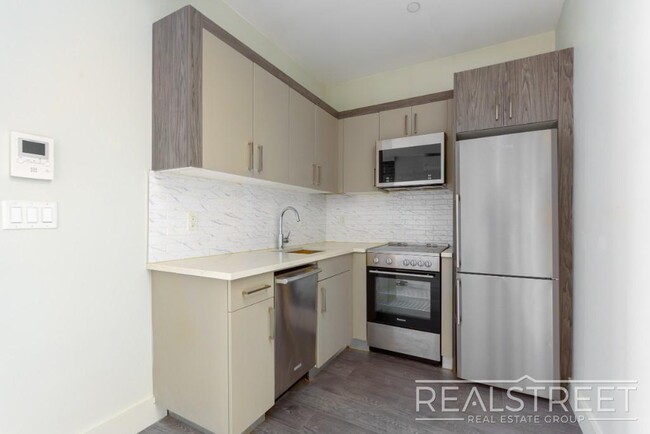 Building Photo - Stunning New Bright 1 Bed w Full Amenities