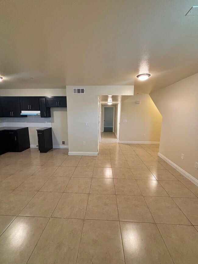 Building Photo - 702 1/2 W 45th St