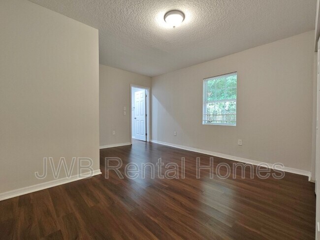 Building Photo - 1728 6th St W