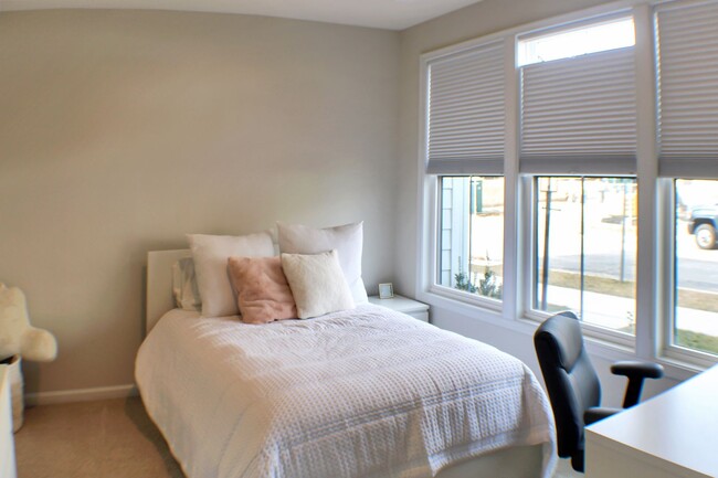 Foto del edificio - 4 bedroom garage townhome