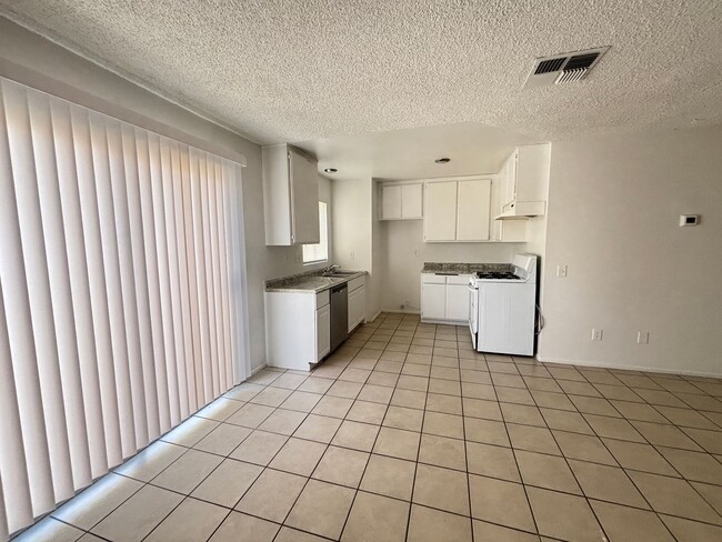 Building Photo - East Palmdale Townhouse