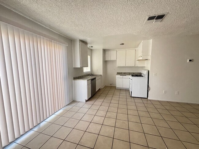 Foto del edificio - East Palmdale Townhouse