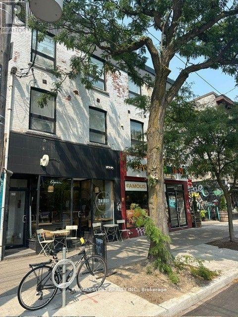 Building Photo - 398 College St