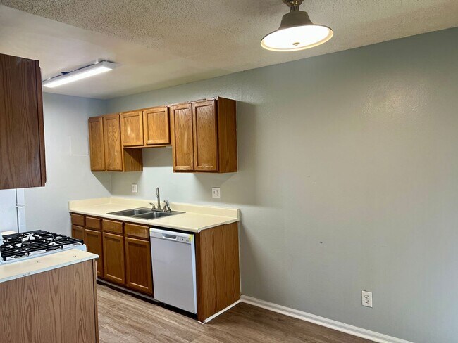 Foto del edificio - 1 Bed, 1 Bath Top Floor Condo Available in High Hollows!
