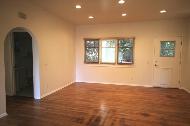 Foto del edificio - Prime Mid-City--Adorable Private Back Hous...